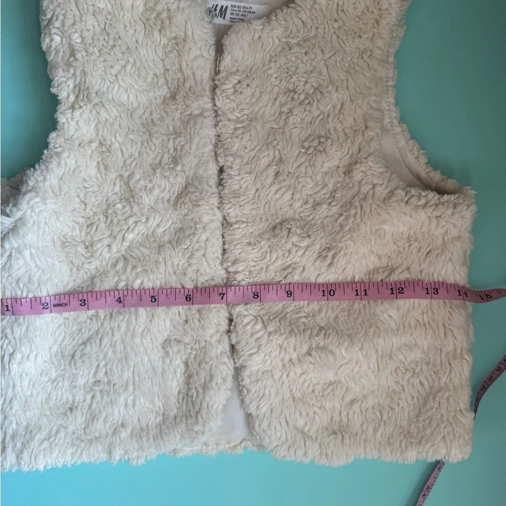 H&M Cream Faux Fur Vest Plush Layer. Size 6-7Y‎